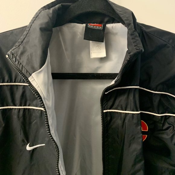 Calgary Flames Officially Licensed Nike Team Lightweight Jacket - Picture 11 of 11